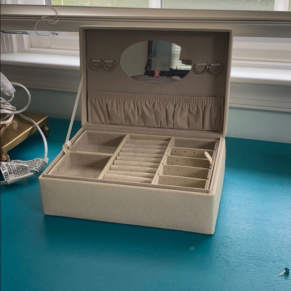 Cream jewelry box
